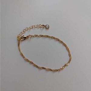 Elegant Gold Chain Bracelet